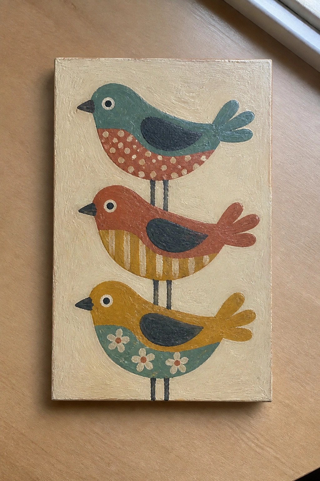 A small canvas shows three stylized birds stacked vertically on a beige background, each with a different pattern on its belly and solid-colored wings and heads.